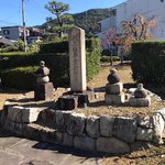 【京都ツウ】伏見の団地にある『平家物語』にも登場のイケメン武将の墓「平重衡塚」