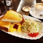 【京都モーニング】店内で焼き上げた自家製パンとサイフォン式☆二条城前「珈琲マスサン」