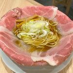 インパクト大！！ラーメン鉢を覆うトロり柔らかレアチャーシュー『ラーメン大戦争 河原町店』