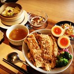 【京都ランチ】人気台湾グルメ『鶏排飯』必食！鉄道博物館＆水族館スグ「台湾料理ホールデリ」
