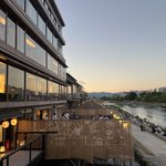 【京都】夏の風物詩 納涼床で涼を感じながらいただく特別メニュー『いづもや』