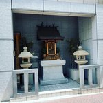 【京都検定】四条烏丸界隈の珍百景☆ホテルビルに食い込む平安鎌倉歌人の祠「俊成社」