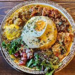 京町家でスパイスを使ったカレーとワインが楽しめる「PAKUPAKU WINE & CURRY LABORATORY」