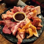 京都市内ではここだけ？！ 新鮮豚ホルモンを焼肉スタイルで「ホルモン 豚金」