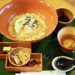 【京都ランチ】早咲きの梅と湯葉丼。京都御苑内の改装されたレストラン「檜垣茶寮 」