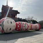 【話題】「清水寺」に巨大こけし『花子』が帰ってきた！アートイベントは3/10まで