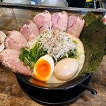 【京都】伏見の行列ラーメン店！京都最大級の唐揚げも評判「フカクサ製麺食堂」