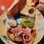 【京都五条】自家製パンをアテにワインが呑める立ち飲み店「this is ormary store」
