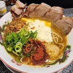 京都伏見の人気ラーメン店で限定スパイスラーメン「拉麺へんてこ」