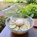 京都の夏を感じるテラス席で香り立つ、さっぱりすだち蕎麦『三味洪庵』