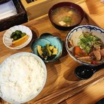 西院にオープン！昼飲みもできる"モツ煮"押しの定食屋「もつ煮と白めし 回向（エコー）」