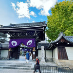 【2024京都紅葉最新】街中立地でアクセス抜群大銀杏スポット☆お寺カフェ人気「佛光寺」