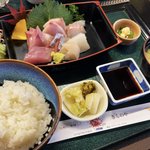【京都ランチ】海の京都が誇る老舗食事処！旬の地魚の新鮮『刺身定食』を駅前で「きくのや」