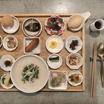 京都駅から徒歩圏内、香港の朝を味わう18種の小鉢と本格粥『シャオシャオ』