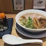 【京都ラーメン】具たっぷりおにぎりが名物！山科駅前で人気「◯△ （マルサンカク）」
