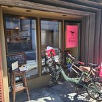 昼飲み歓迎の立ち飲み店！お手頃価格＆多国籍メニューがうれしい「酒パーク PINN」