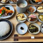 【京都ランチ】厳選素材の京都産野菜＆鮮魚おかず並ぶ和食『一汁八菜膳』必食☆「晴々」