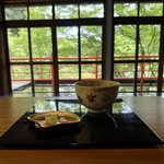 【京都】新名所誕生！青もみじにつつまれた古刹で身も心も整う体験を「閑坐（かんざ）」