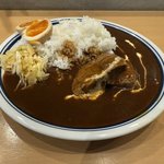 京都に“塊肉の欧風カレー”が誕生！比良の人気店が伏見桃山に「956」
