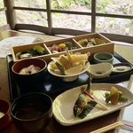 京都の夏をひっそり愉しむ、高尾で川床料理を『高雄錦水亭』