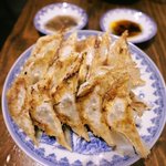 四条大宮にたたずむ餃子推しの人気酒場！ツボをおさせたアテも揃う「餃子 酒食堂 燦」