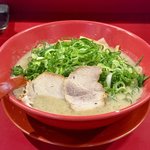 京都屈指の濃厚こってりラーメン　伏見で愛され続ける高架下の名店「ラーメン大中」