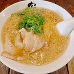 【京都】唯一残る名店で味わう黄金の背脂豚骨醤油ラーメン　色褪せない美味しさ