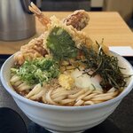 【京都グルメ】麺2玉まで増量無料！豪快な天ぷらともちもち自家製讃岐うどんが人気「楽洛」