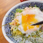 【京都】990円のネギトロ漁師飯は赤だし＆漬物食べ放題付き！寿司酒場の人気ランチ