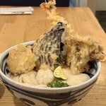 【京都うどん】行列も納得の人気店！艶やかな手打ち麺と豪快な天ぷら「鴨脚」