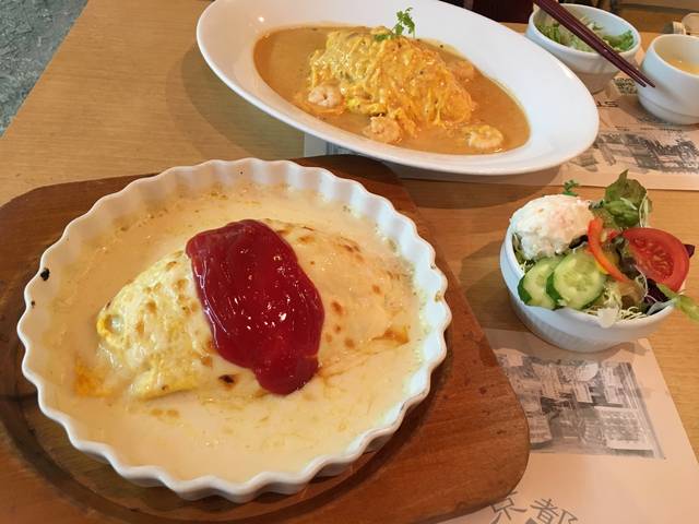 プリプリ海老のオムライス海老の濃厚ソース(奥)