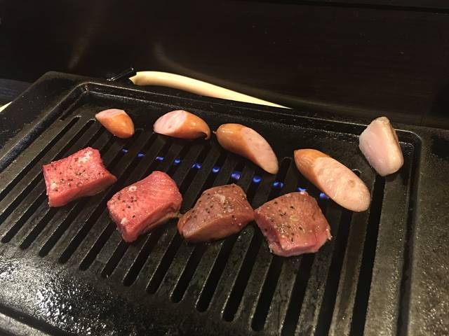 鉄板で焼いていきます。