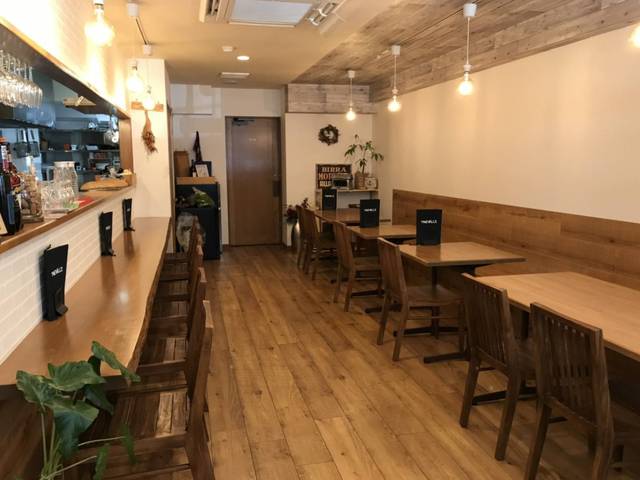 カフェのような明るい店内