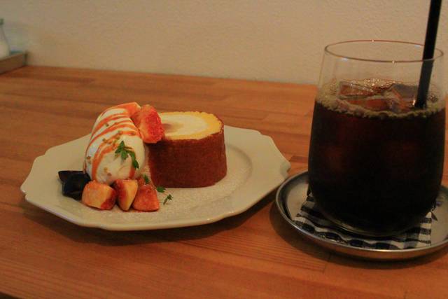イチジクのロールケーキとアイスコーヒー