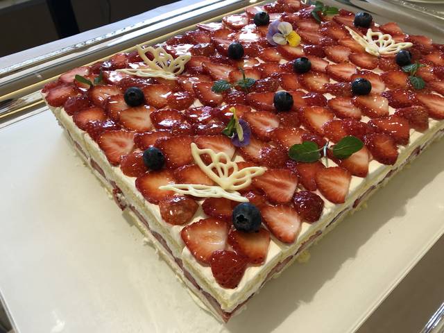 綺麗な断面図のショートケーキ