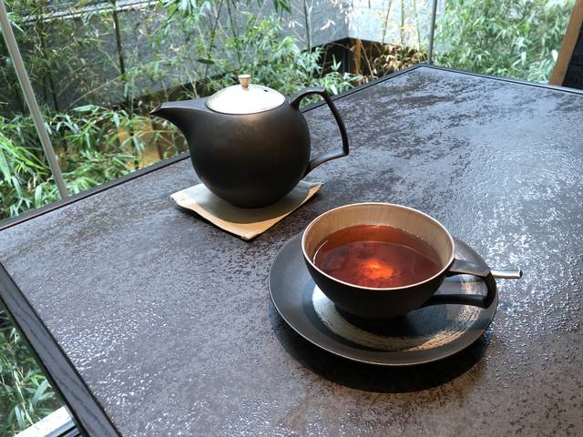 茶器やコーヒーカップなどテーブルウェアも全てオリジナル。