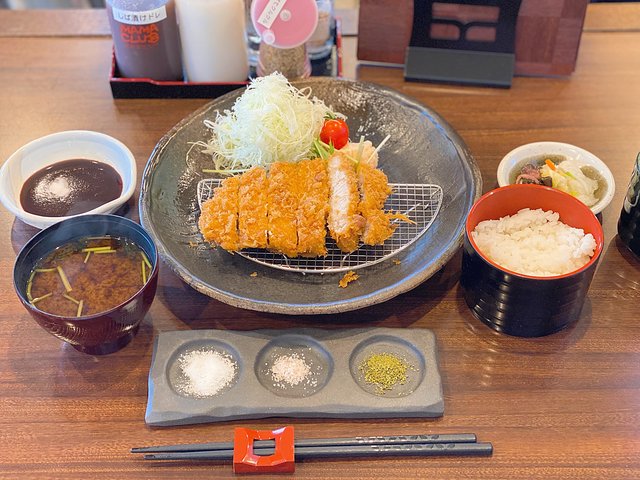 上ロースとんかつ定食(中)1,650円