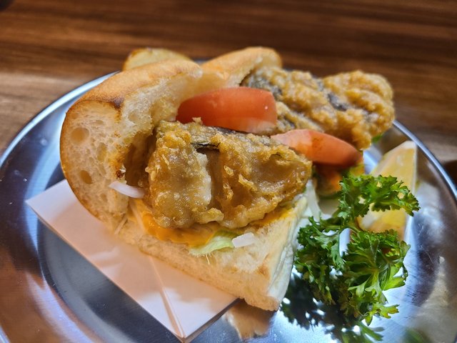 タラのフライのバケットサンド