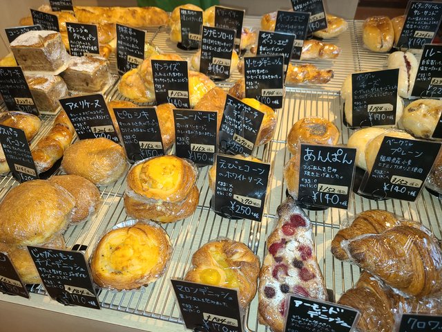 様々な創作食パンが人気