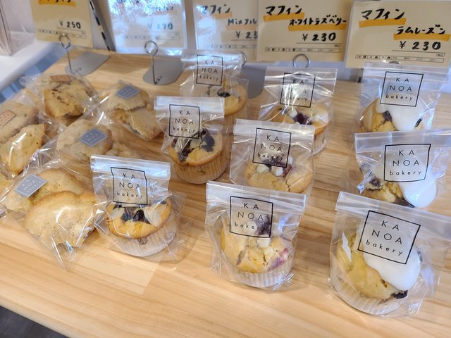 他にもたくさんのパン屋のパンが並ぶ