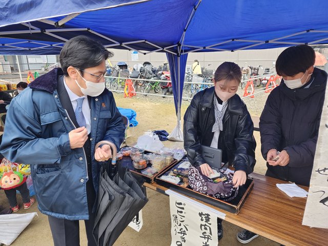 市長も焼肉弁当を購入