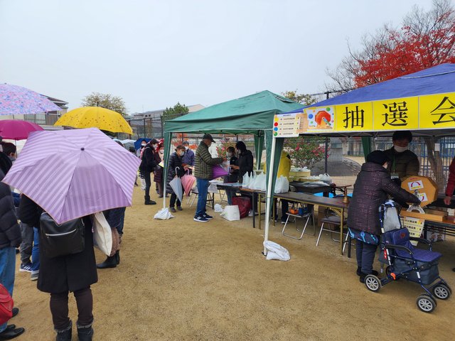 雨の中でも行列