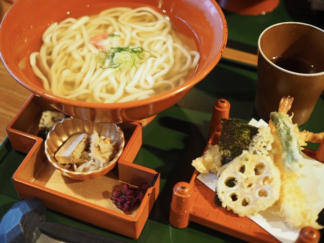 海老と旬菜の天ぷらうどん