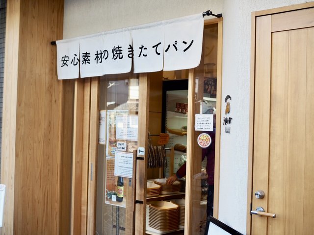 二条駅前のライオンベーカリー