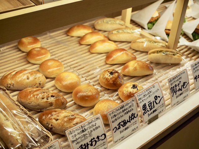 二条駅前のライオンベーカリー