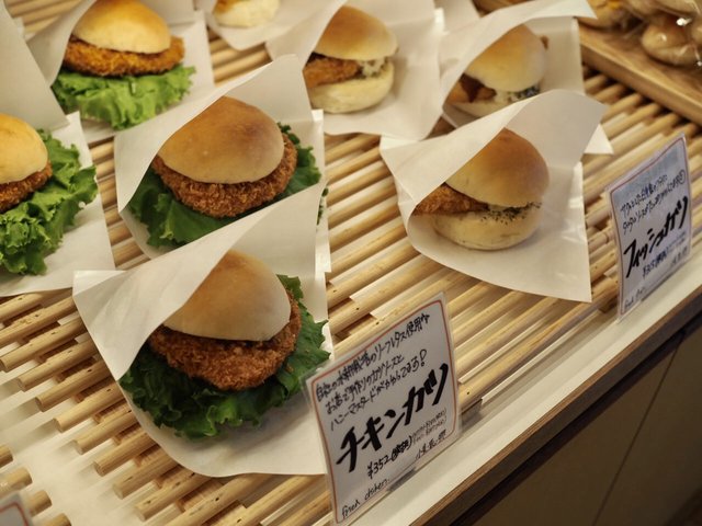 二条駅前のライオンベーカリー
