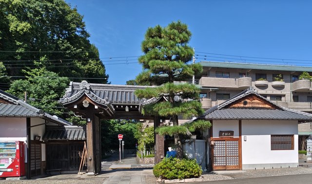 境内からから眺めた総門(右に不動堂・左に地蔵堂)