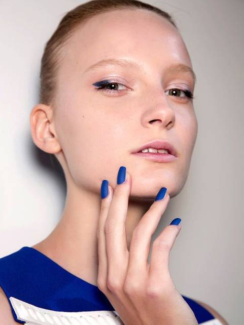 18ss ネイビーのアイメイクで大人のセクシーアイ 使い方やポイントを解説 Voyage