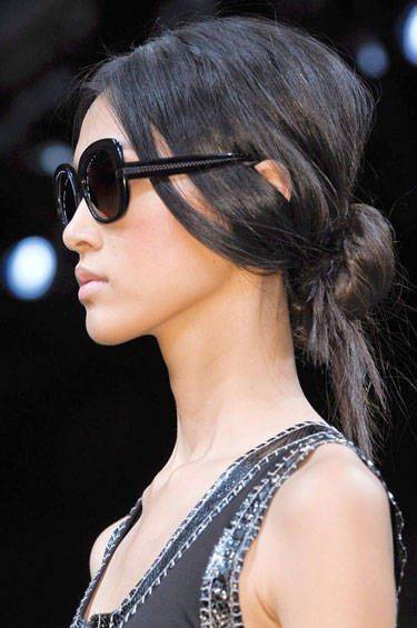 梅雨時期のヘアアレンジ6選 広がる髪を簡単にまとめたい Voyage