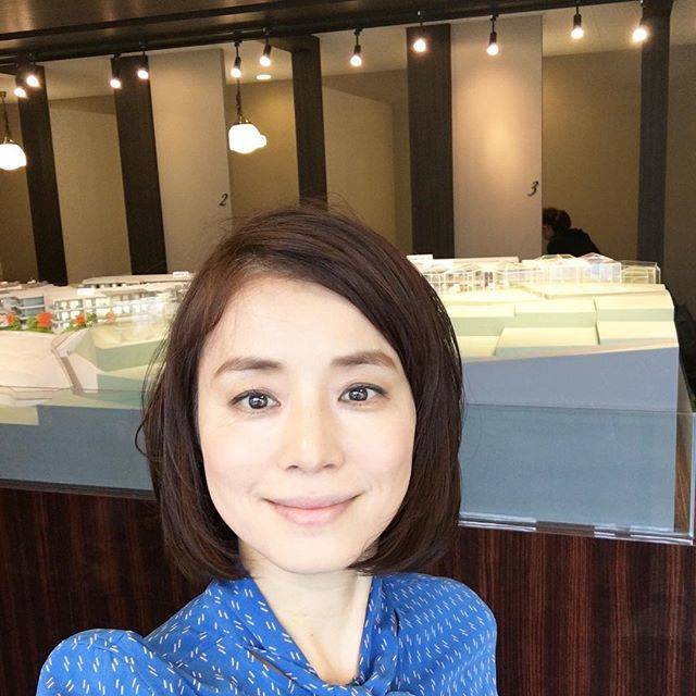 石田ゆり子さんの インスタ から学ぶ髪型 猫との生活を大特集 猫のハニオとタピにも大注目 Voyage